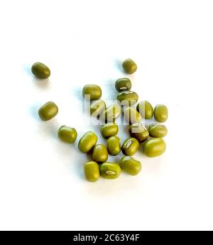 Grüne Mungbohnen auch als Mung Dal, Vigna Radiata, Grüne Bohnen oder Moong Dal isoliert auf weißem Hintergrund bekannt Stockfoto
