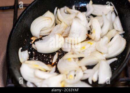 Zwiebel braten. Gehackte Zwiebel in Braten pan.selective Fokus. Stockfoto