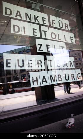 Hamburg, Deutschland. Juli 2020. Im Fenster einer dauerhaft geschlossenen Filiale von Planet Sports am Gänsemarkt hängen Zettel mit dem Text "Danke für die tolle Zeit - dein Team Hamburg". Der Einzelhandel in den Stadtzentren und Stadtteilen hat seit einiger Zeit mit dem Strukturwandel zu kämpfen. Die Handelskammer Hamburg will weitere Blutungen in der Innenstadt und den Quartieren verhindern. Quelle: Christian Charisius/dpa/Alamy Live News Stockfoto