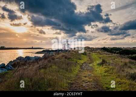 Weitaufnahme des Leuchtturms in Bandon, Oregon Küste mit dramatischen Wolken Stockfoto