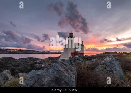 Dramatischer Abendhimmel mit Wolken über dem Leuchtturm von Oregon, horizontale Aufnahme Stockfoto