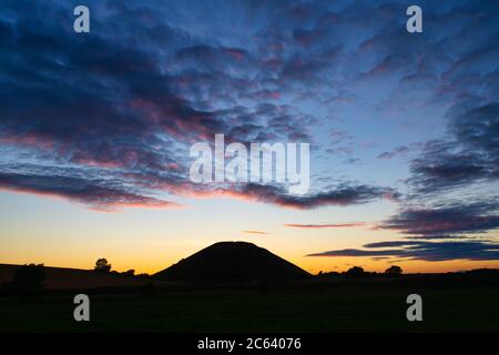 Silbury Hill im Sommer bei Sonnenuntergang. Avebury, Wiltshire, England Stockfoto