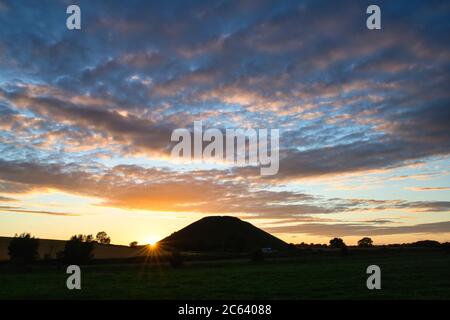Silbury Hill im Sommer bei Sonnenuntergang. Avebury, Wiltshire, England Stockfoto