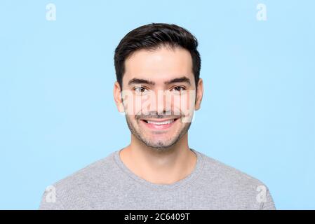 Freundlich gut aussehend lächelnd kaukasischen Mann isoliert hellblauen Hintergrund Stockfoto