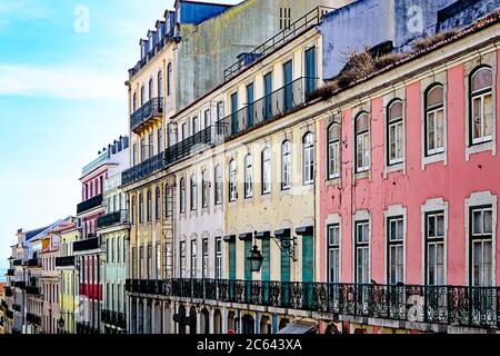 Farbenfrohe Gebäude mit eisernen Balkonen im Mouraria-Viertel von Lissabon, Portugal. Stockfoto