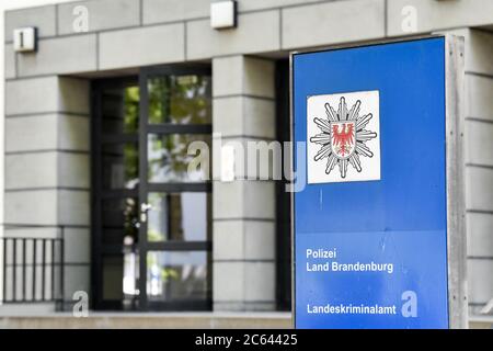 Eberswalde, Deutschland. Juli 2020. Ein Schild auf dem Gelände der Landesverwaltung weist auf die Polizei Land Brandenburg und das Landeskriminalamt hin. Quelle: Jens Kalaene/dpa-Zentralbild/ZB/dpa/Alamy Live News Stockfoto