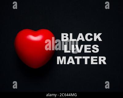 Rotes Herz und Worte „Black Lives Matter“ auf schwarzem Hintergrund. Liebe und Fürsorge, Black Lives Matter Konzept. Stockfoto