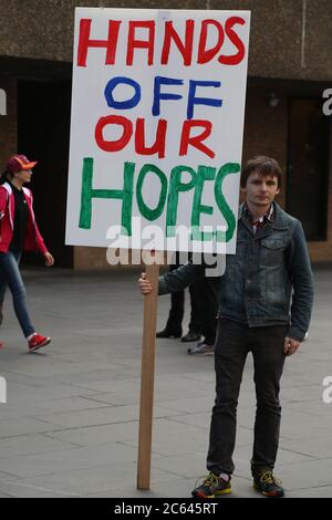 Ein Student Protestler hält ein Schild mit der Aufschrift: „Hände weg von unseren Hoffnungen“ vor dem Haupteingang der University of Technology, Sydney, ‘Unterstützung der sta Stockfoto