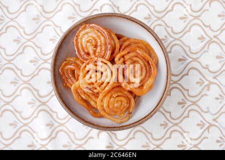 SELBSTGEMACHTE JALEBI MIT SAFRAN Stockfoto