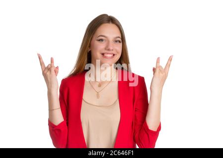 Eine junge Geschäftsfrau in einem roten Anzug einen Hintergrund in weiß isoliert, Hand machen Hörner Geste Stockfoto