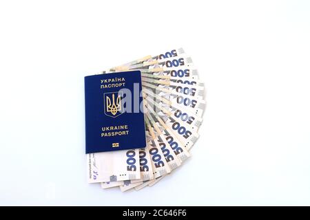 Ausländische biometrische Pass mit Inschrift in Ukrainisch - Pass Ukraine, mit neuen Banknoten 500 Griwna auf weißem Hintergrund, isoliert. Stockfoto