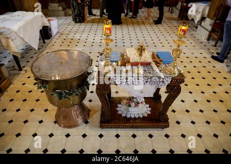 Bukarest, Rumänien - 24. Mai 2020: Details mit Zubehör in einer orthodoxen Kirche für eine orthodoxe Taufe benötigt. Taufschrift. Stockfoto