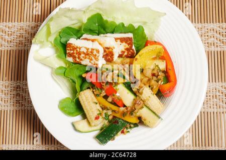 RÜHREN SIE DAS GEMÜSE MIT QUARK MIT ROQUETTE-BLÄTTERN UND SALAT Stockfoto