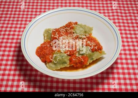 GLUTENFREIER SPINAT REIS RAVIOLI GEFÜLLT MIT QUARK UND SPINAT FÜLLUNG Stockfoto