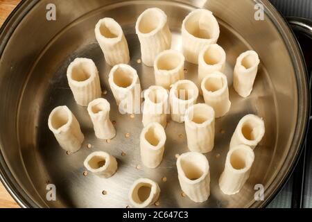 HAUSGEMACHTE RIGATONI REIS PASTA UNGEKOCHT Stockfoto