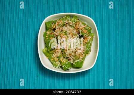 REIS-RUCOLA-PESTO-NUDELN Stockfoto