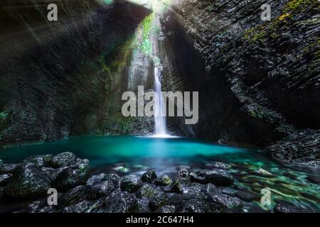 Soca Valley, Slovenia - der Kozjak Wasserfall (Slap Kozjak) ist einer der schönsten Wasserfälle Sloweniens, der sich in der Nähe der Stadt Kobarid in Triglav befindet Stockfoto