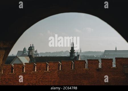 Der Blick auf die Dächer von Häusern und Türmen von Kirchen der polnischen Stadt Krakau Stockfoto