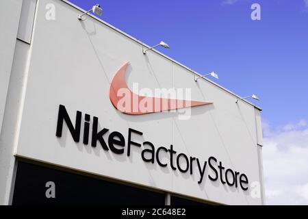 Bordeaux , Aquitaine / Frankreich - 06 24 2020 : Nike Factory Store Logo Schild Sportlicher Modehaus vorne Stockfoto