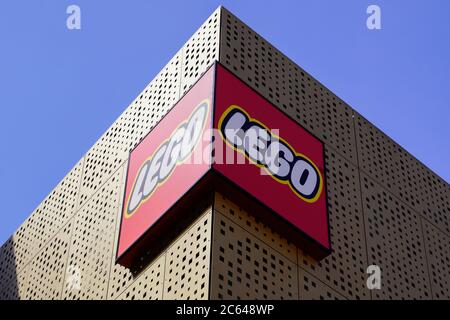 Bordeaux , Aquitaine / Frankreich - 07 05 2020 : LEGO Logo und Zeichen auf Shop Imagination Center Shop Gebäude für Zellspielzeug Stockfoto