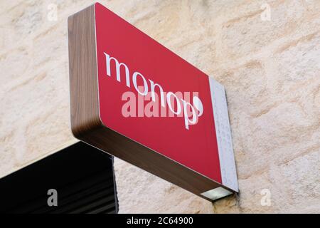 Bordeaux , Aquitanien / Frankreich - 07 05 2020 : Monop' Zeichen Logo Kette von Stadtgeschäft im Stadtzentrum Stockfoto