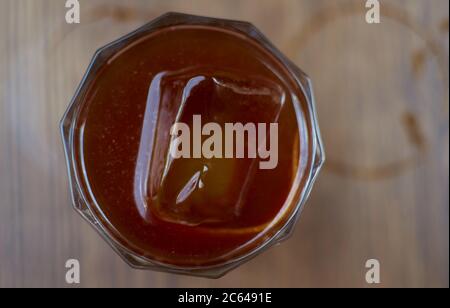 Ein Glas Kaffee auf Holzgrund. Ich war mit American im Cafe. Kühle Sommergetränke. Whiskey Coctail, Kaffee-basierte Alkoholcocktails und Longdrinks Stockfoto