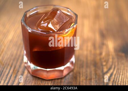 Ein Glas Kaffee auf Holzgrund. Ich war mit American im Cafe. Kühle Sommergetränke. Whiskey Coctail, Kaffee-basierte Alkoholcocktails und Longdrinks Stockfoto