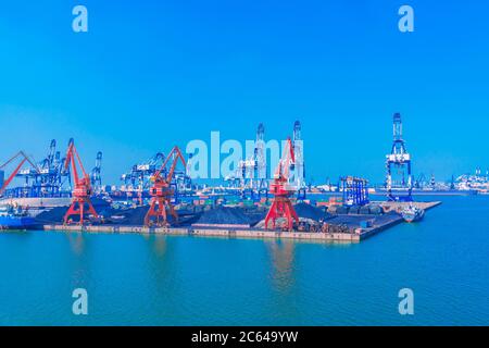 Versand Kohle Ladedock im Meer Stockfoto