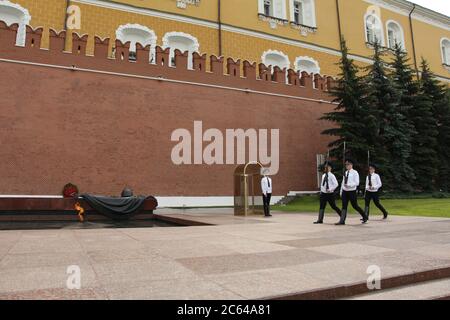 Moskau, RF, 06.04.2020. Präsidentengarde der Ehre bei der Ewigen Flamme in Moskau. Die ewige Flamme am Grab des unbekannten Soldaten in der Nähe des Krem Stockfoto