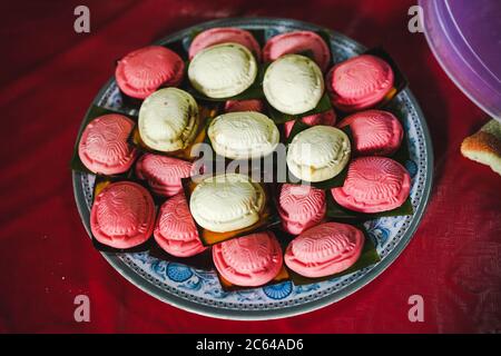 Ang Koo Kueh, eine traditionelle chinesische Küche aus sarawak, die aus klejezem Reis, geschälten grünen Bohnen und Zucker besteht. Stockfoto