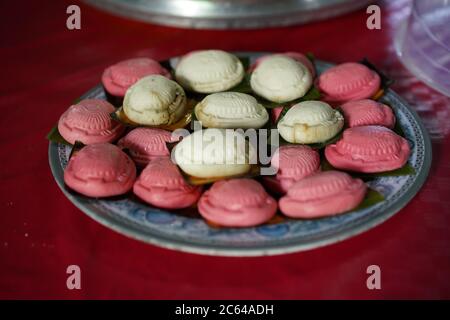 Ang Koo Kueh, eine traditionelle chinesische Küche aus sarawak, die aus klejezem Reis, geschälten grünen Bohnen und Zucker besteht. Stockfoto