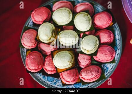 Ang Koo Kueh, eine traditionelle chinesische Küche aus sarawak, die aus klejezem Reis, geschälten grünen Bohnen und Zucker besteht. Stockfoto