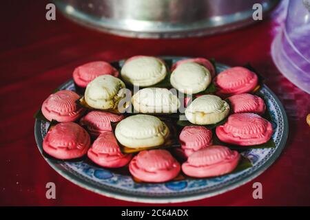 Ang Koo Kueh, eine traditionelle chinesische Küche aus sarawak, die aus klejezem Reis, geschälten grünen Bohnen und Zucker besteht. Stockfoto