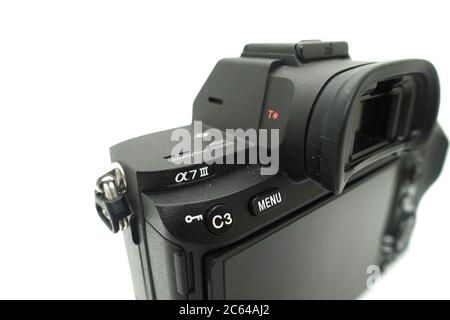 Sony A7 Mark iii vor isoliertem weißem Hintergrund. Diese spiegellose 2018 Kamera des Jahres ist eine spiegellose Vollformatkamera mit sehr kompakter Größe Stockfoto