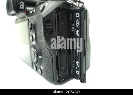 Sony A7 Mark iii vor isoliertem weißem Hintergrund. Diese spiegellose 2018 Kamera des Jahres ist eine spiegellose Vollformatkamera mit sehr kompakter Größe Stockfoto