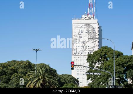 BUENOS AIRES, ARGENTINIEN. 16. Juni 2018.EIN Gebäude mit Eva Perons Gesicht in Buenos Aires Stockfoto