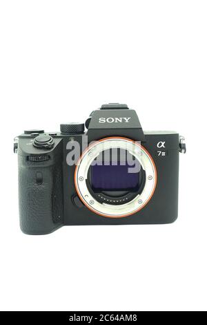 Sony A7 Mark iii vor isoliertem weißem Hintergrund. Diese spiegellose 2018 Kamera des Jahres ist eine spiegellose Vollformatkamera mit sehr kompakter Größe Stockfoto