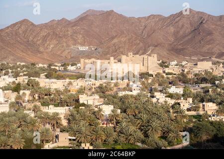 Bahla / Oman - 16. Februar 2020: Luftbild von Bahla Stadt und Bahla Fort bei Sonnenuntergang Stockfoto