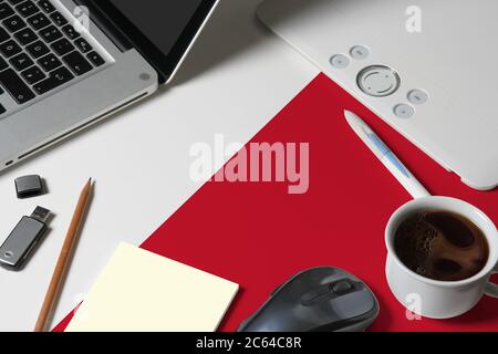 Malta Nationalflagge auf der Oberseite Ansicht Arbeitsplatz des kreativen Designers mit Laptop, Computer-Tastatur, usb-Laufwerk, Grafik-Tablet, Kaffeetasse, Maus auf Holz Stockfoto