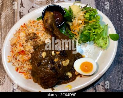 Ein Teller Huhn Biryani auf einem Tisch Stockfoto