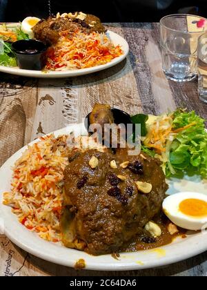 Ein Teller Huhn Biryani auf einem Tisch Stockfoto