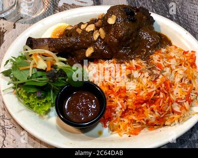 Ein Teller Lamb Biryani auf einem Tisch Stockfoto