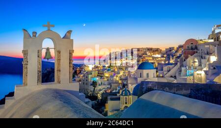 Romantischer Abend Nacht Panorama von Santorini Insel, Griechenland. Malerische Nacht auf dem berühmten griechischen Ferienort Oia, Griechenland, Europa. Stockfoto