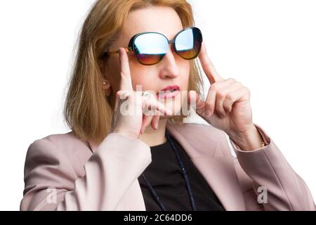 Plus Größe kaukasische Geschäftsfrau in der dunklen Sonnenbrille. Isoliert in weiß. Das Porträt isoliert in weiß. Stockfoto