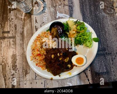 Ein Teller Huhn Biryani auf einem Tisch Stockfoto