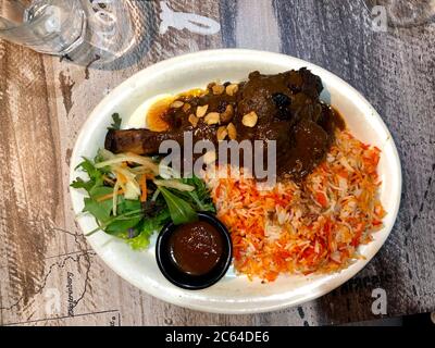 Ein Teller Lamb Biryani auf einem Tisch Stockfoto