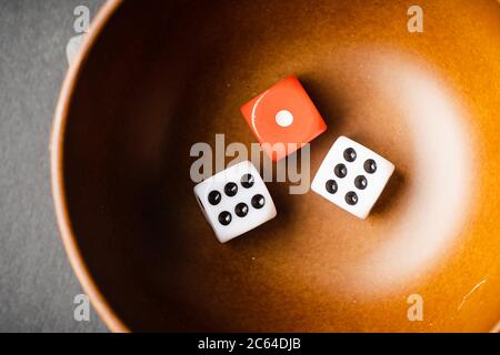 Rote und weiße Würfel, Risiko vs. Rendite – konzeptueller Schuss. Stockfoto
