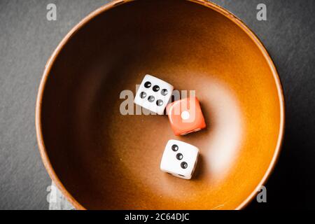 Rote und weiße Würfel, Risiko vs. Rendite – konzeptueller Schuss. Stockfoto