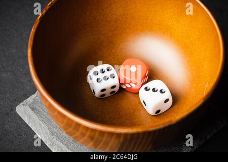 Rote und weiße Würfel, Risiko vs. Rendite – konzeptueller Schuss. Stockfoto