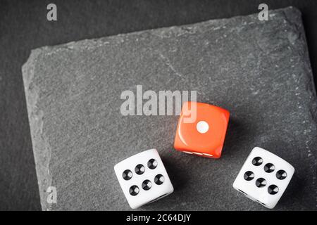 Rote und weiße Würfel, Risiko vs. Rendite – konzeptueller Schuss. Stockfoto